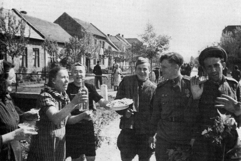Горожане встречают освободителей. Апрель 1944 г.