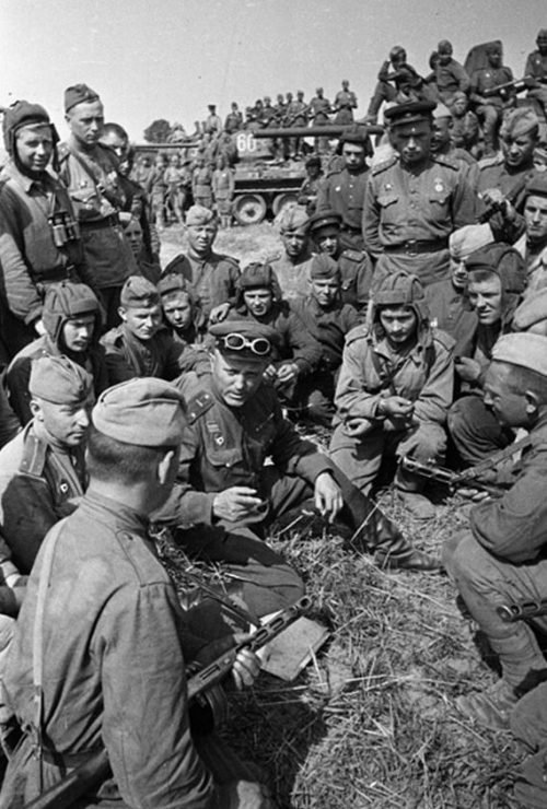 Советские танкисты после освобождения Тарнополя. Апрель 1944 г.