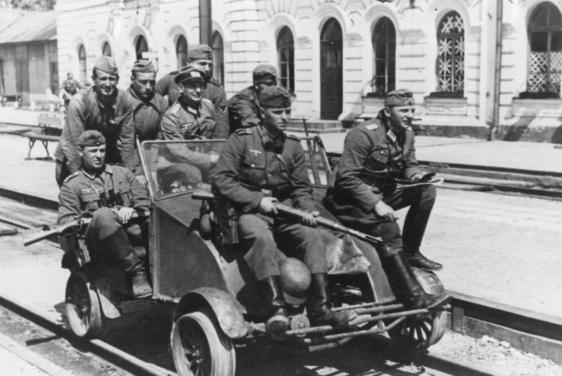 Пленные красноармейцы на мотодрезине. Станция Резекне 1. Июль 1941 г.