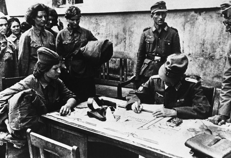 Офицер горно-пехотных войск вермахта допрашивает женщин-военнослужащих РККА. Апрель 1942 г.