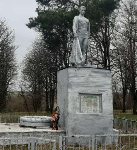 с. Малый Вязовок Лубенского р-на. Памятник, установленный в 1967 году на братской могиле советских воинов и памятный знак павшим воинам-землякам. 