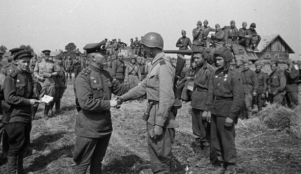 Советские танкисты после освобождения Тарнополя. Апрель 1944 г. 