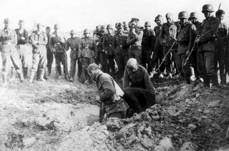 Пленные красноармейцы копают себе могилу. Июль 1941 г.