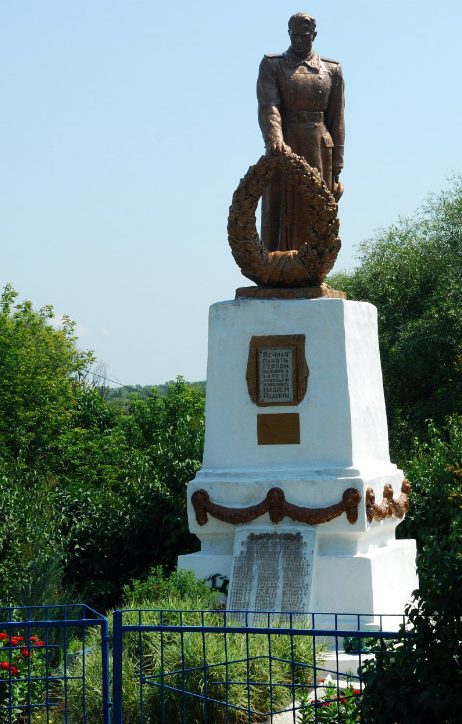 с. Мгар Лубенского р-на. Памятник, установленный в 1967 году в честь павшим воинов-земляков. 