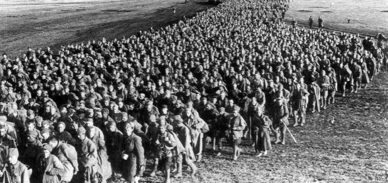 Колонны военнопленных у Харькова. Май 1942 г.