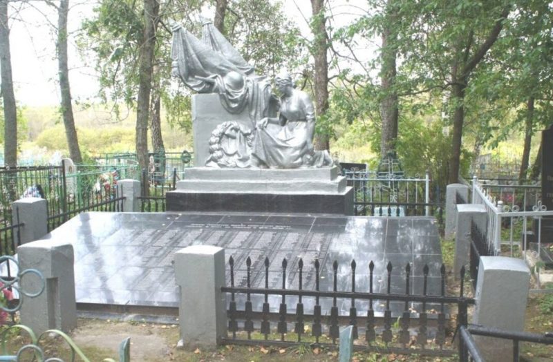 г. Бологое. Памятник, установленный на братской могиле советских воинов.