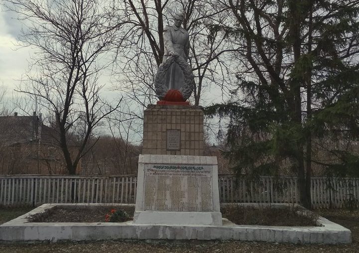 с. Ромодан Лубенского р-на. Памятник, установленный в 1967 году в честь павшим воинов-земляков.