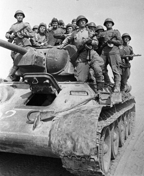 Советские танкисты после освобождения Тарнополя. Апрель 1944 г.