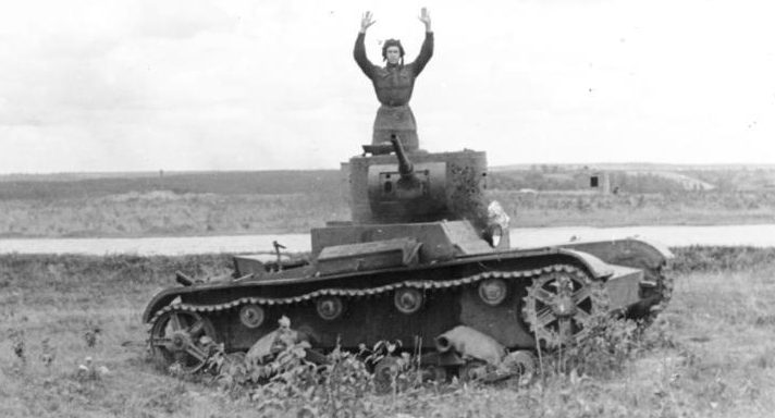 Советский танкист сдается в плен. Постановочное фото. Июль 1941 г.