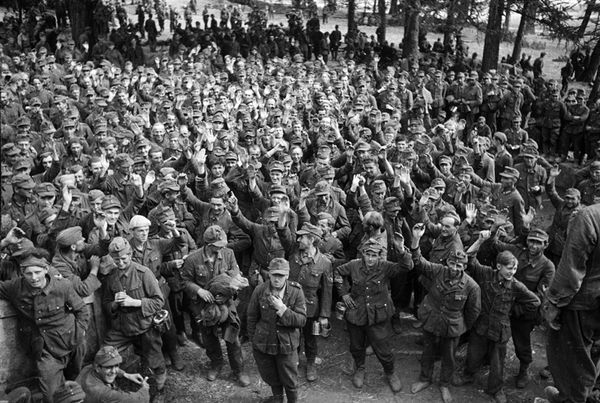 Немецкие военнопленные у Тарнополя. Май 1944 г. 