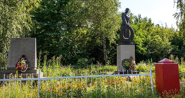 с. Черноглазовка Полтавского р-на. Памятник погибшим воинам-землякам, установленный в 1958 году.