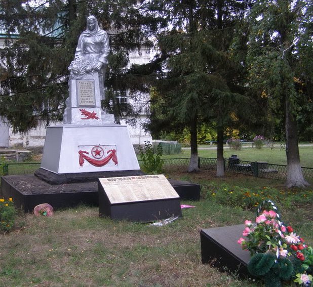 с. Тарандинцы Лубенского р-на. Памятник, установленный в 1958 году в честь павшим воинов-земляков.