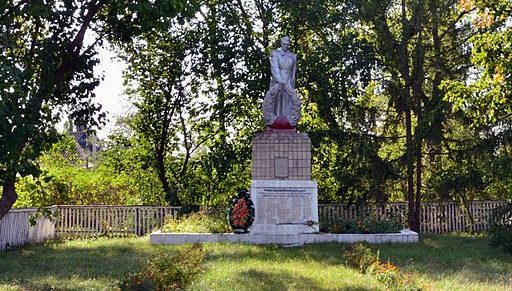 с. Хорошки Лубенского р-на. Памятник, установленный в 1957 году в честь павшим воинов-земляков.