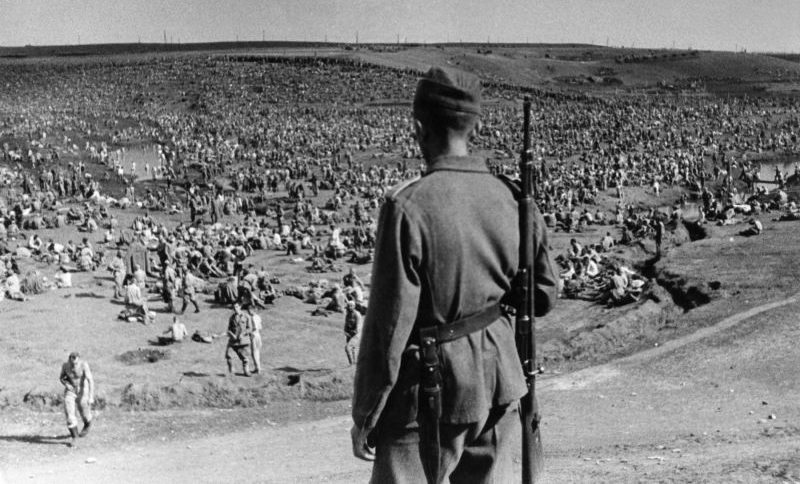 Сборный пункт военнопленных под Харьковом. Май 1942 г.