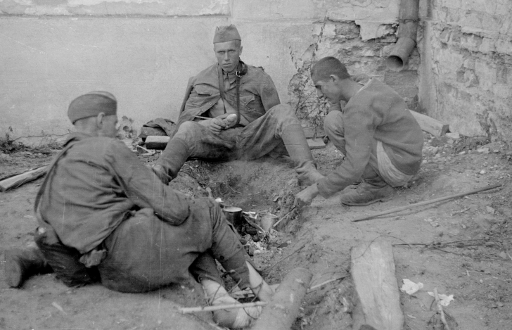 Советские военнопленные на сборном пункте. Барановичи, июль 1941 г. 