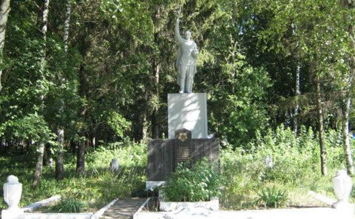 с. Гоголево Решетиловского р-на. Памятник погибшим землякам.