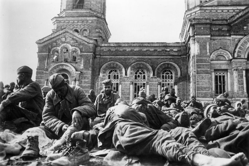 Пленные красноармейцы возле Успенского храма в селе Артёмовка Харьковской области. Май 1942 г. 