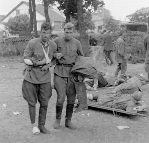 Советские военнопленные на сборном пункте. Барановичи, июль 1941 г. 