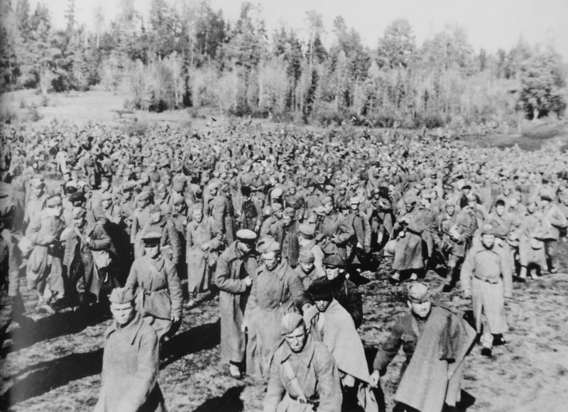 Сборный пункт советских военнопленных в районе города Слоним. Белоруссия, июль 1941 г. 