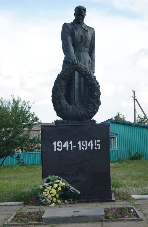 с. Пащенки Решетиловского р-на. Памятник погибшим воинам-землякам, установленный в 1967 году.