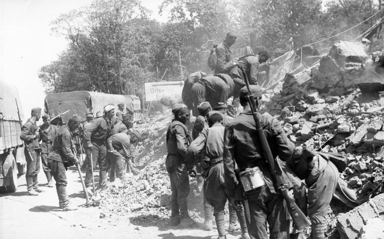 Военнопленные расчищают завалы на улицах. Минск, июль 1941 г. 