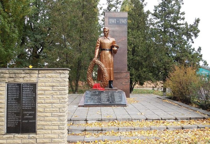 с. Елке Кременчугского р-на. Памятник, установленный в 1967 году в честь погибших земляков.
