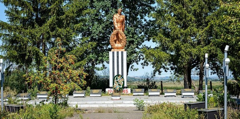 с. Плоское Решетиловского р-на. Памятник погибшим воинам-землякам, установленный в 1958 году.