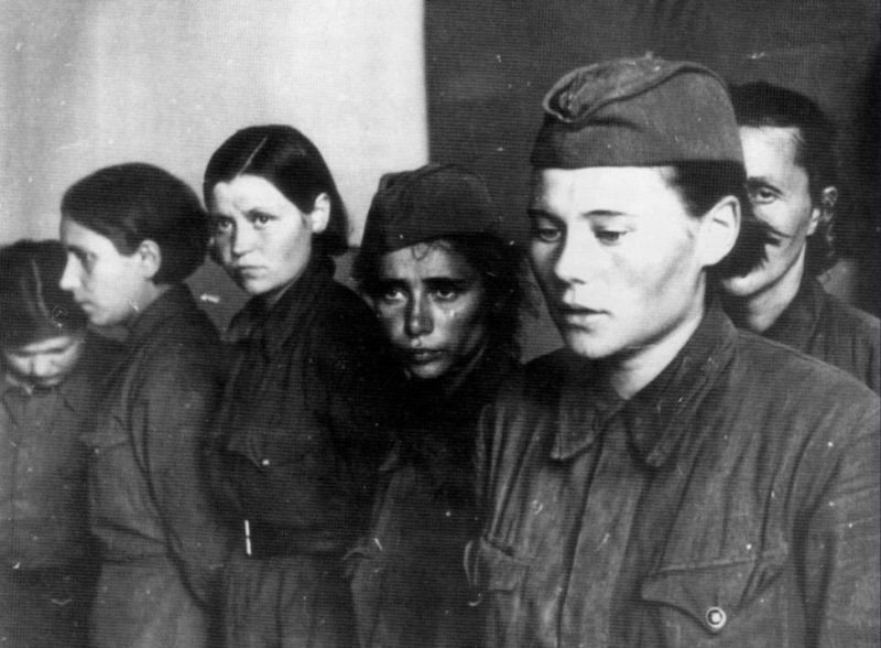 Женщины-военнослужащие в плену. Невель, Псковская область, июль 1941 г.
