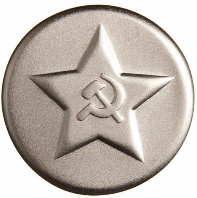 Пуговицы на гимнастерку и фуражку комсостава НКВД образца 1934 года диаметром 17 мм, изготовленные из латуни или белого металла.