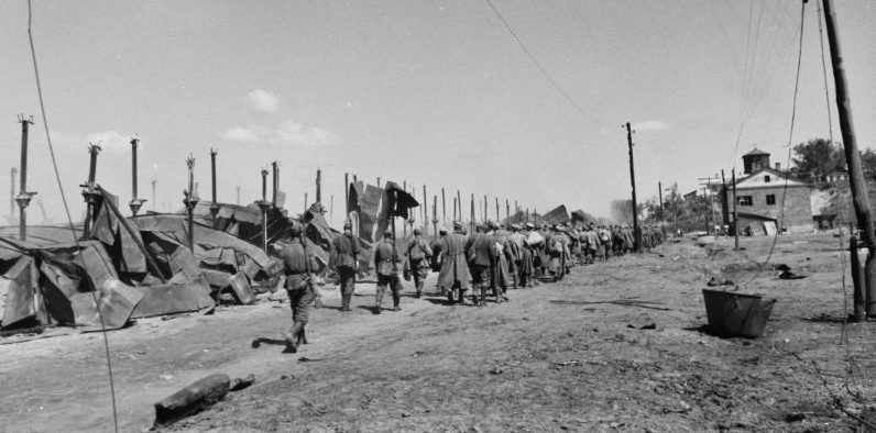 Колонна советских военнопленных под конвоем венгров на станции в Старом Осколе. Июль 1942 г. 