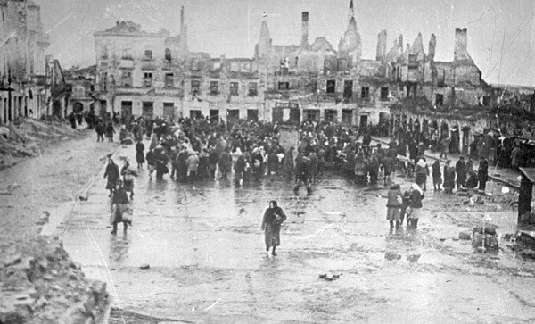 Рыночная площадь в переименованном Тернополе. Октябрь 1944 г. 