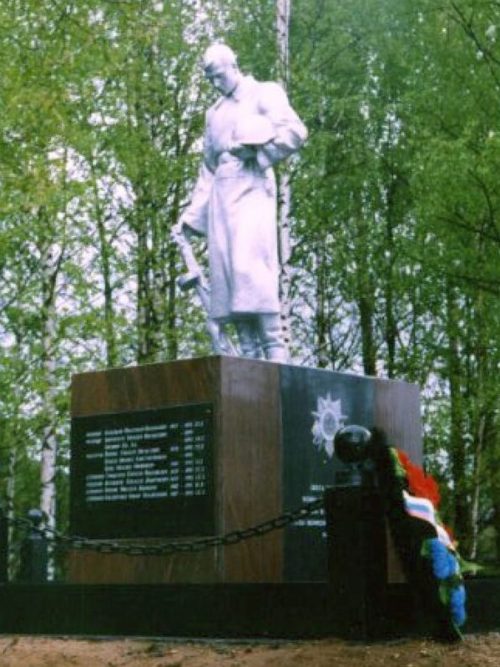 д. Федосихино Бологовского р-на. Памятник, установленный на братской могиле советских воинов.
