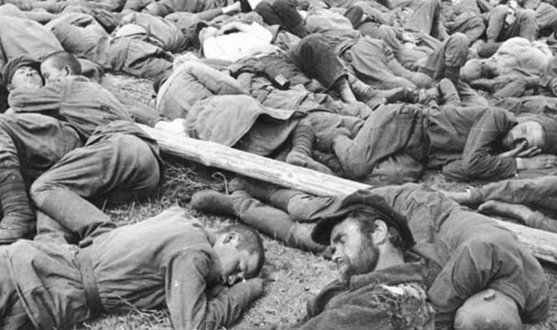 Советские пленные на сборном пункте во время боев на Дону. 3 августа 1942 г.