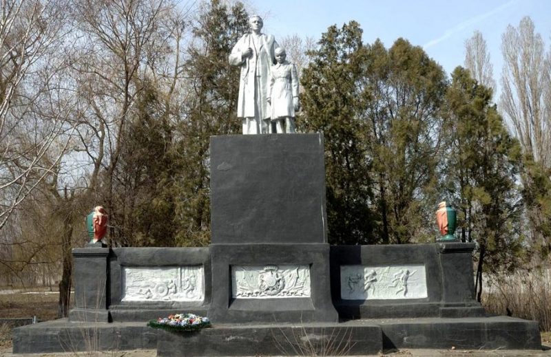 с. Камыши Кременчугского р-на. Памятник, установленный на братской могиле, в которой похоронено 110 советских воинов.