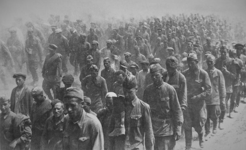Колонны советских военнопленных. Август 1941 г. 