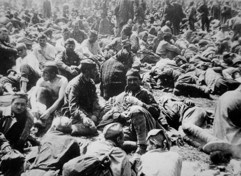 Советские пленные на сборном пункте во время боев на Дону. 3 августа 1942 г.