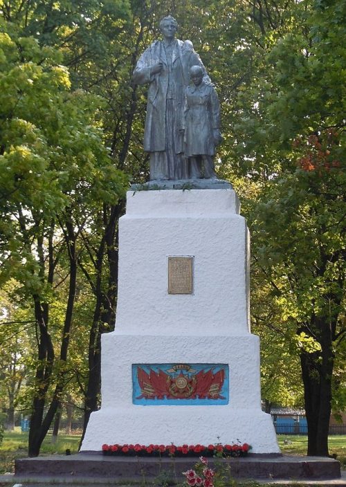 с. Селещина Машевского р-на. Памятник, установленный в 1955 году на братской могиле советских воинов и подпольщиков.