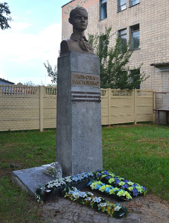  п. Решетиловка. Памятник-бюст пионеру-герою Алеше Василенко, расстрелянному фашистами в 1943 году. 