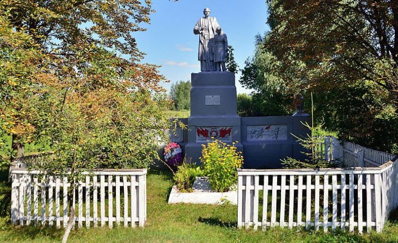 с. Бакумовка Миргородского р-на. Памятник, установленный в 1958 году погибшим односельчанам.