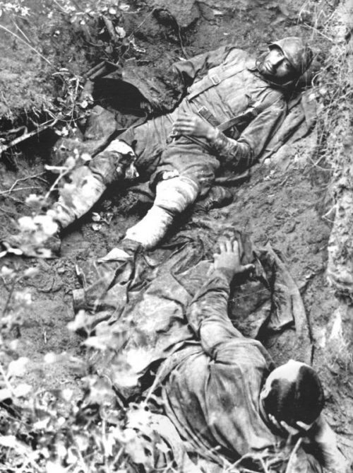 Раненые красноармейцы в момент пленения. 1942 г.