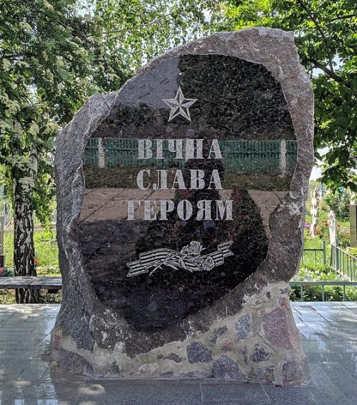 с. Веселый Подол Семёновского р-на. Памятный знак павшим воинам-землякам, установленный в 1967 году.