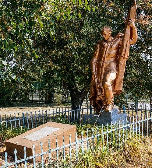 с. Великая Обуховка Миргородского р-на. Памятник, установленный в 1967 году погибшим односельчанам.