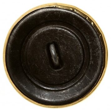 Пуговица на плащ НКВД образца 1934 года диаметром 28 мм, изготовленная из латуни. 