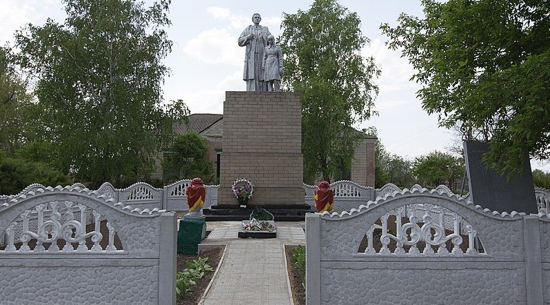 с. Новоселица Семёновского р-на. Памятник, установленный в 1958 году в честь павших воинов-земляков. 