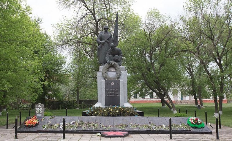 с. Оболонь Семёновского р-на. Памятник, установленный в 1955 году в честь павших воинов-земляков.
