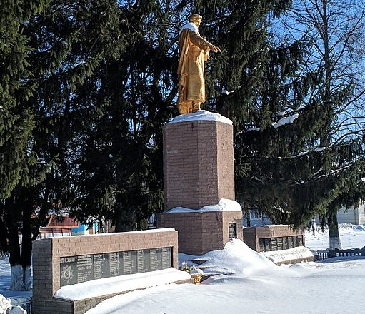 п. Семеновка. Памятник, установленный в 1957 году на братской могиле советских воинов, партизан, жертв фашизма и памятный знак павшим воинам-землякам.