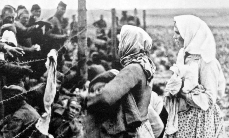 Женщины раздают хлеб советским военнопленным. Украина, 1942 г. 