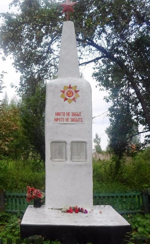 д. Попово Весьегонского городского округа. Памятник, установленный в 1967 году в честь учеников Любегощской и Горской школ, погибших в годы войны.