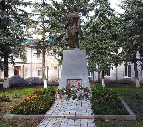 п. Семеновка. Памятник у сахарного завода, установленный в 1957 году в честь погибших земляков.
