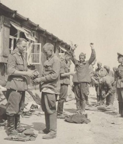 Обыск прибывших военнопленных в лагерь. 1942 г.